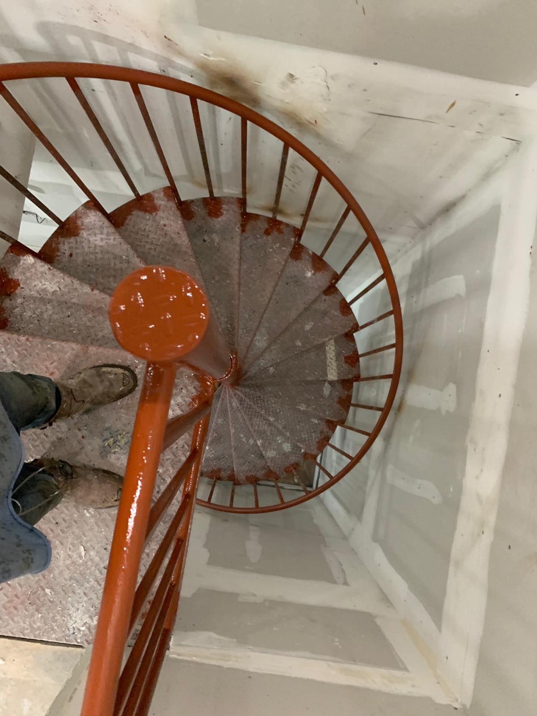 Spiral staircase, overhead view