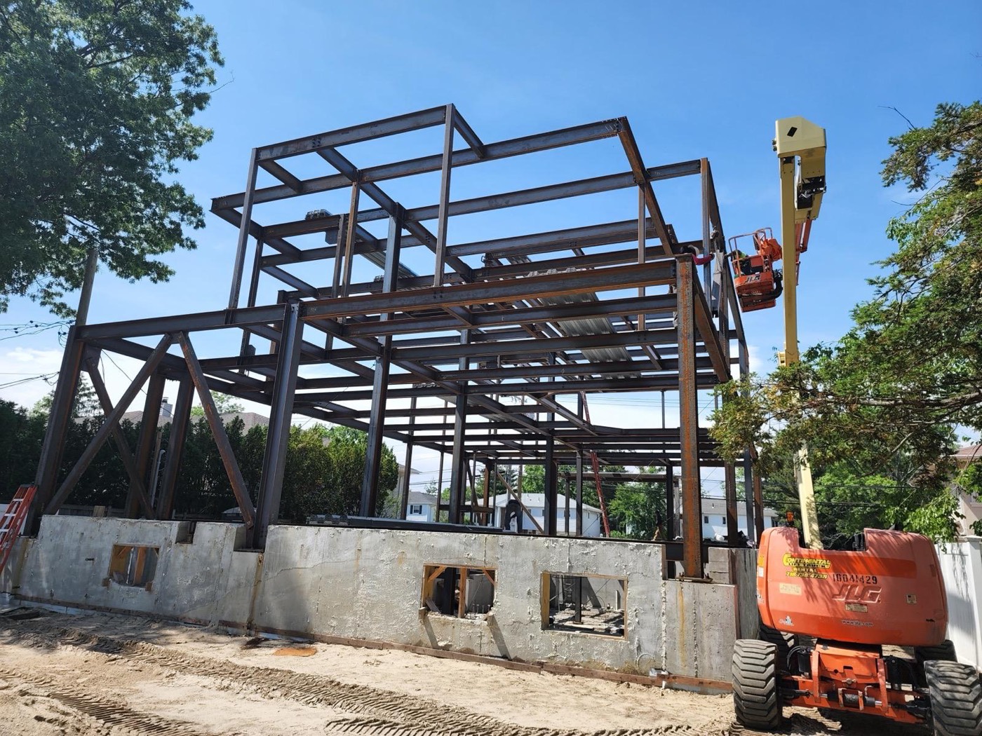 Steel frame with cross-bracing