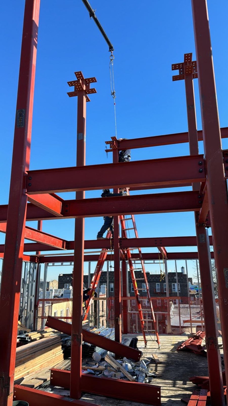 Steel column erection with crane